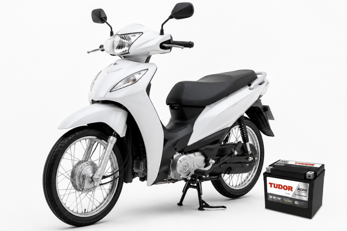 Honda Biz estacionada com destaque para a bateria