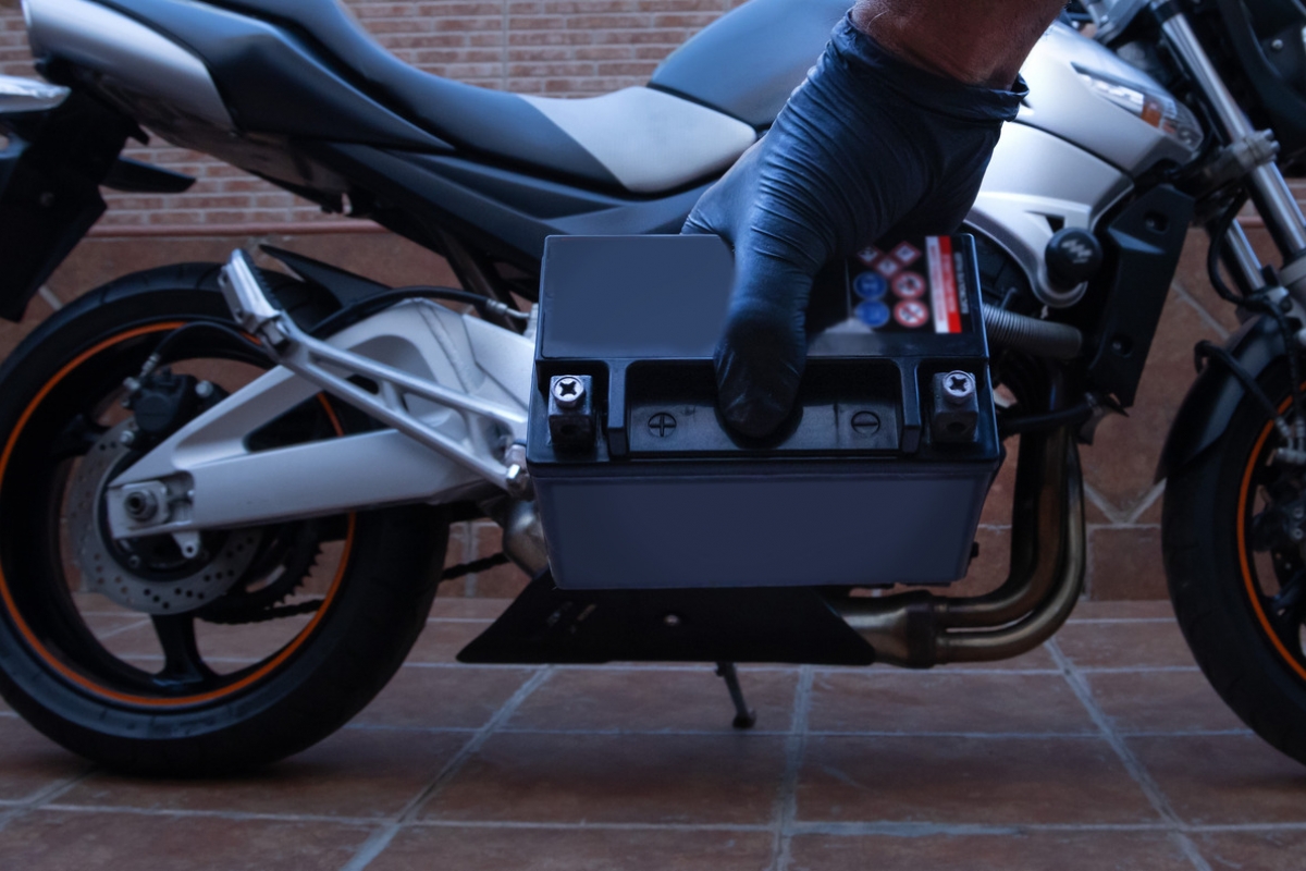 Qual a durabilidade de uma bateria de moto? Entenda a vida &uacute;til real